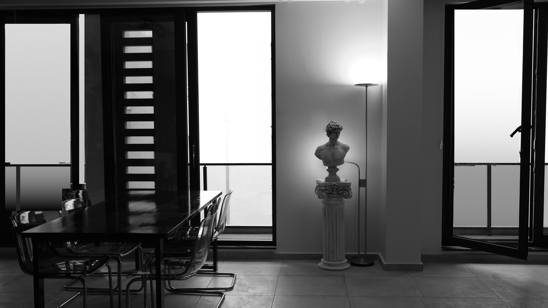 NOA Studio'daki heykel, siyah beyaz